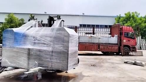 河南金偉液壓拉擠設備裝車發(fā)貨
